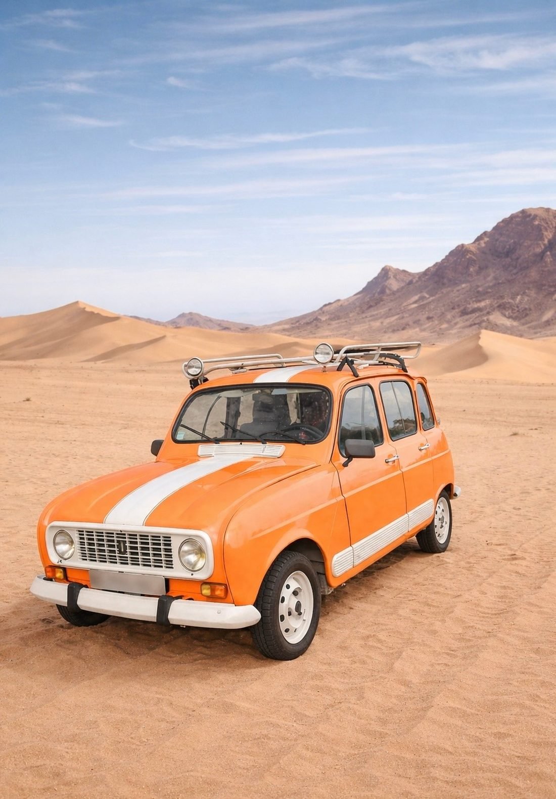 Une Renault 4L orange dans le désert marocain